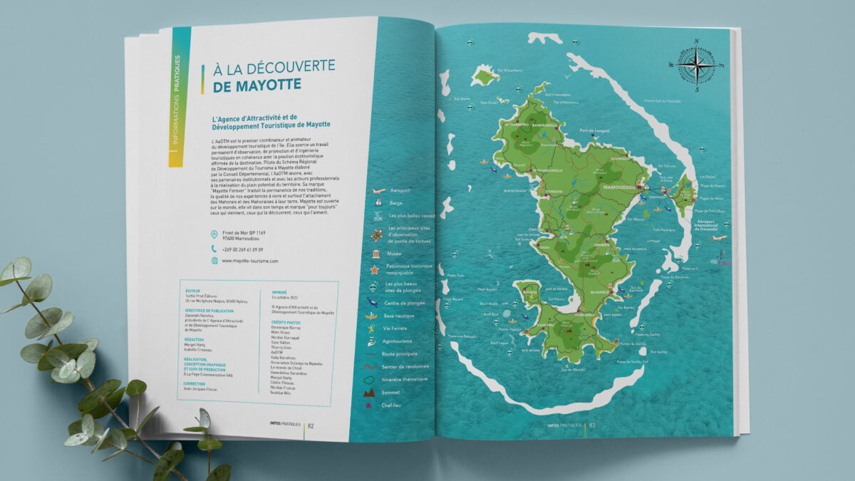 Mise en situation d'un magazine pour l'Office du Tourisme de Mayotte sur fond blanc montrant la mise en page intérieure
