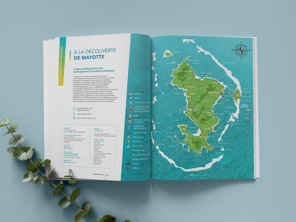 Mise en situation d'un magazine pour l'Office du Tourisme de Mayotte sur fond blanc montrant la mise en page intérieure