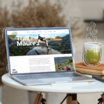 Mise en situation du site internet du Trail des Maures sur un ordinateur posé sur une table avec un thé