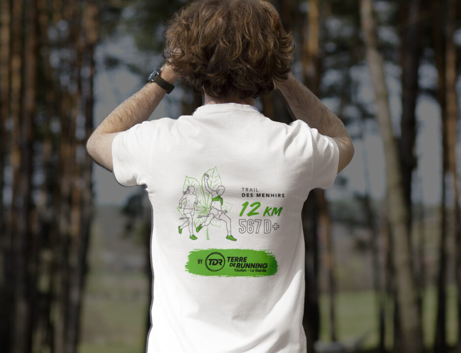 Homme de dos portant un tee shirt blanc Trail des Maures