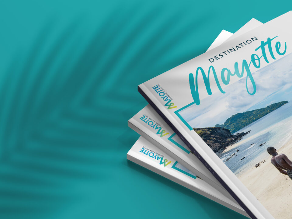 Mise en situation de trois magazines pour l'Office du Tourisme de Mayotte sur fond bleu