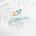 Mise en situation du logo Attitude Sport Equilibre en 3D sur fond blanc avec l'ombre d'une plante