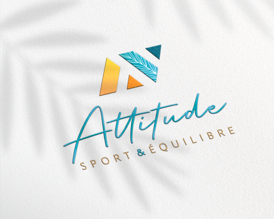 Mise en situation du logo Attitude Sport Equilibre en 3D sur fond blanc avec l'ombre d'une plante