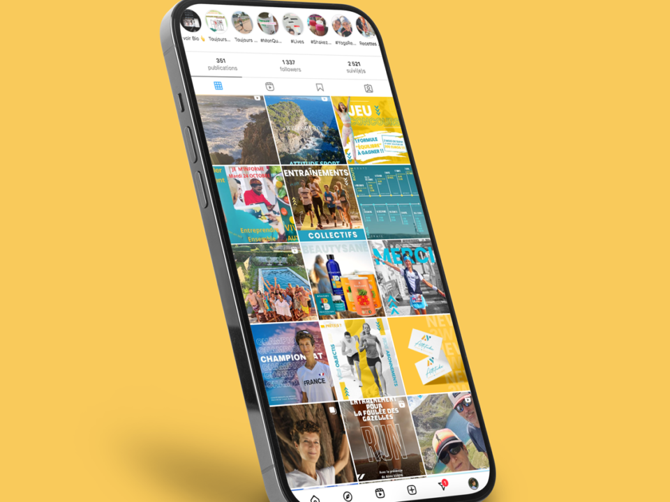 Mise en situation d'un téléphone sur fond jaune en train de scroller sur le feed de la coach Attitude sport équilibre