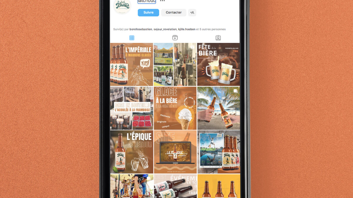Mise en situation téléphone qui scroll sur le feed instagram de la brasserie La Tchouc