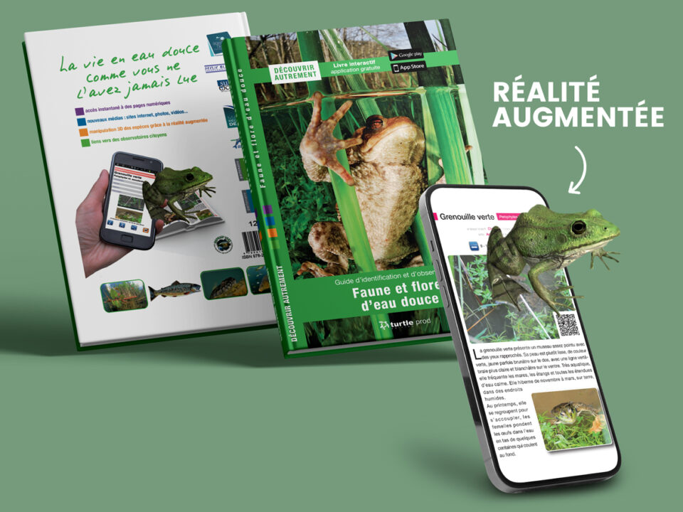 Livre interactif recto verso de la gamme "Découvrir autrement" faune et flore d'eau douce avec téléphone montrant la réalité augmentée